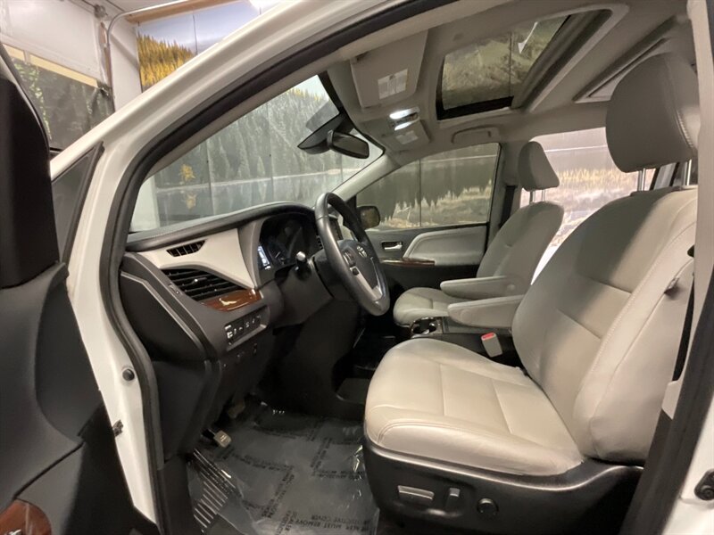 2019 Toyota Sienna Limited Premium  AWD / 1-OWNER / 22,000 MILES  LOCAL VAN / FULLY LOADED / DVD / Sunroof / Navigation / Leather / SHARP & CLEAN !! - Photo 13 - Gladstone, OR 97027