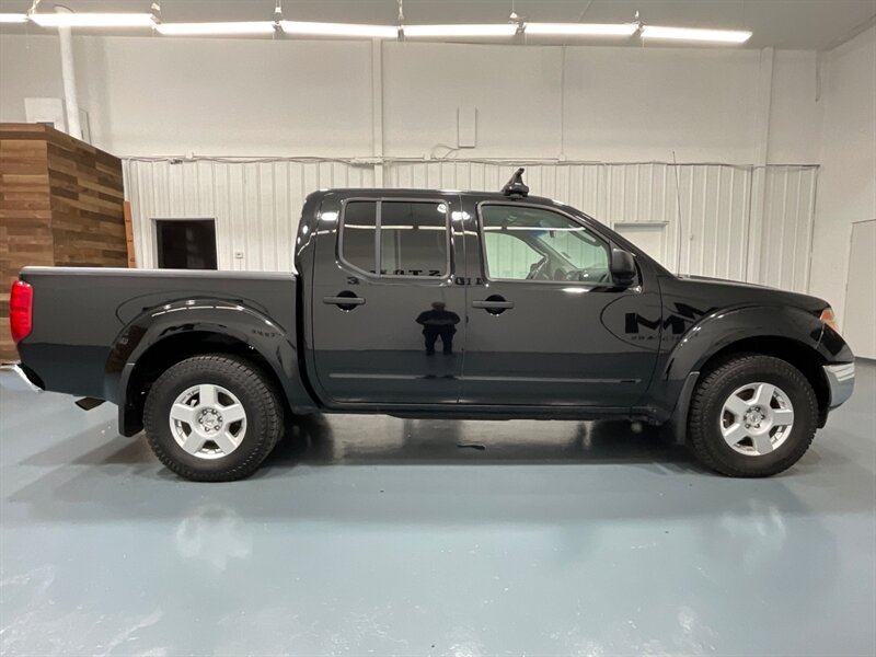 2007 Nissan Frontier SE Crew Cab 4X4 / 4.0L V6 / 6-SPEED MANUAL  / LOCAL TRUCK w. ZERO RUST - Photo 4 - Gladstone, OR 97027