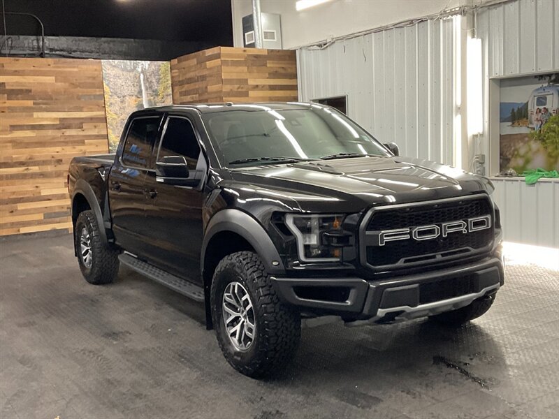 2017 Ford F-150 Raptor Super Crew 4X4 / 3.5L ECOBOOST / PANO SUNRO  Twin Panel Sunroof / Tech Pkg / LOADED - Photo 2 - Gladstone, OR 97027