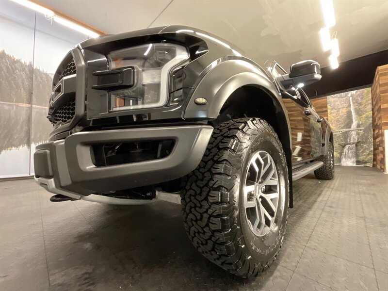 2017 Ford F-150 Raptor Super Crew 4X4 / 3.5L ECOBOOST / PANO SUNRO  Twin Panel Sunroof / Tech Pkg / LOADED - Photo 9 - Gladstone, OR 97027