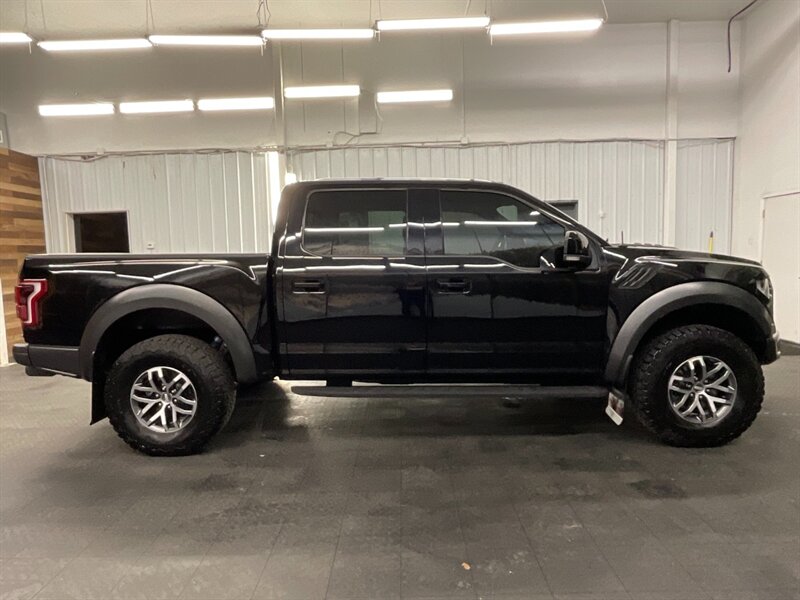 2017 Ford F-150 Raptor Super Crew 4X4 / 3.5L ECOBOOST / PANO SUNRO  Twin Panel Sunroof / Tech Pkg / LOADED - Photo 4 - Gladstone, OR 97027