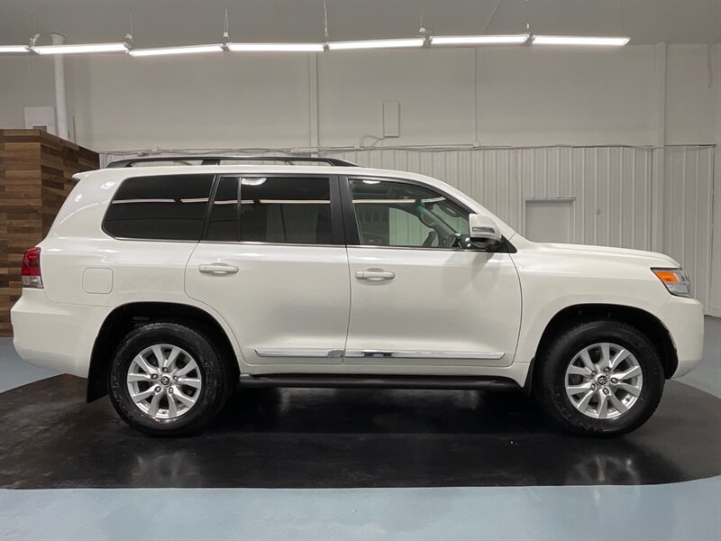 2017 Toyota Land Cruiser Sport Utility 4X4 / 1-OWNER LOCAL / DVD / NAVI  / NO RUST / Excel Cond - Photo 4 - Gladstone, OR 97027