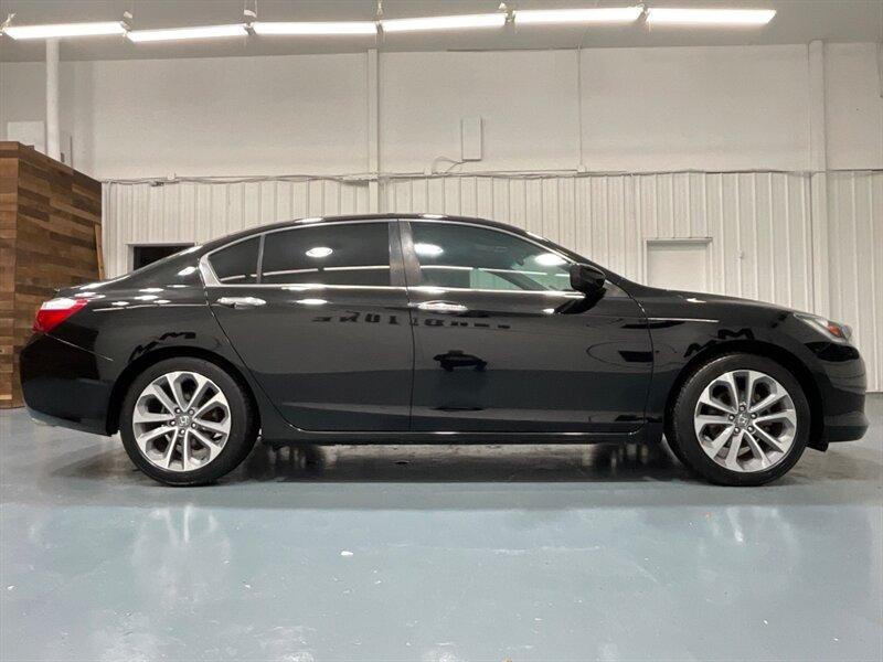 2013 Honda Accord Sport Sedan / 2.4L 4Cyl / 6-SPEED MANUAL/1-OWNER  / Backup Camera - Photo 4 - Gladstone, OR 97027