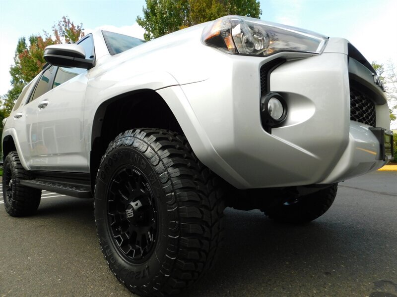 2018 Toyota 4Runner SR5 4X4 Leather Heated Seats / TRD GRILL / LIFTED   - Photo 10 - Portland, OR 97217