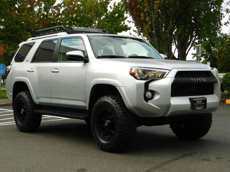 2018 Toyota 4Runner SR5 4X4 Leather Heated Seats / TRD GRILL / LIFTED   - Photo 2 - Portland, OR 97217