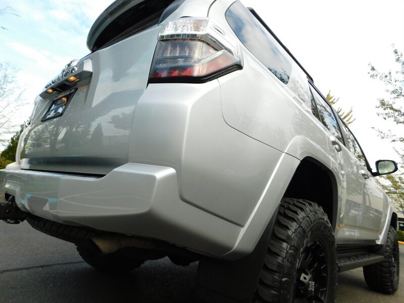 2018 Toyota 4Runner SR5 4X4 Leather Heated Seats / TRD GRILL / LIFTED   - Photo 12 - Portland, OR 97217