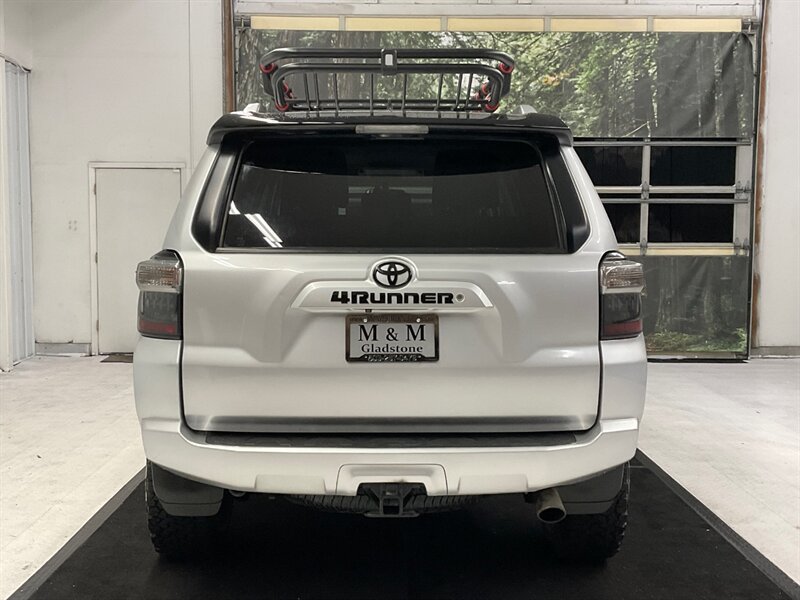 2016 Toyota 4Runner SR5 4X4 / THIRD ROW SEAT / LIFTED  / BRAND NEW WHEELS & TIRES / SHARP & CLEAN !! - Photo 6 - Gladstone, OR 97027