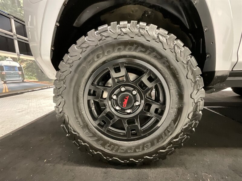 2016 Toyota 4Runner SR5 4X4 / THIRD ROW SEAT / LIFTED  / BRAND NEW WHEELS & TIRES / SHARP & CLEAN !! - Photo 23 - Gladstone, OR 97027