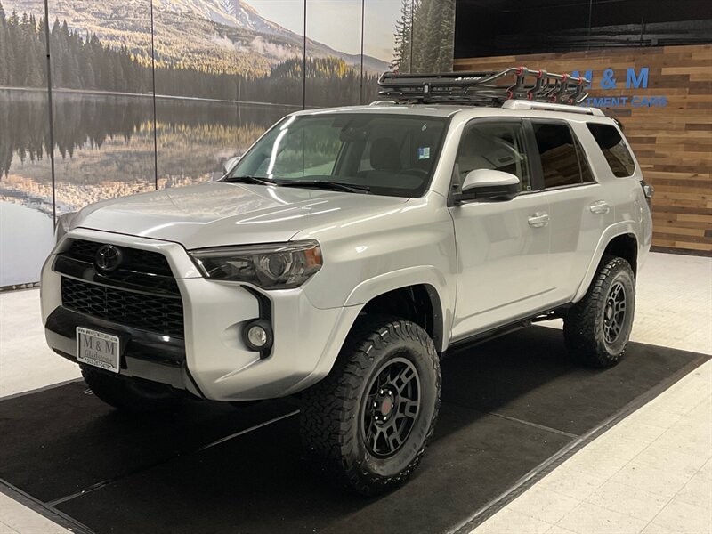 2016 Toyota 4Runner SR5 4X4 / THIRD ROW SEAT / LIFTED  / BRAND NEW WHEELS & TIRES / SHARP & CLEAN !! - Photo 1 - Gladstone, OR 97027