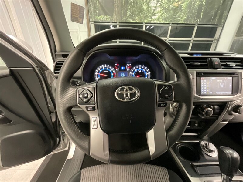 2016 Toyota 4Runner SR5 4X4 / THIRD ROW SEAT / LIFTED  / BRAND NEW WHEELS & TIRES / SHARP & CLEAN !! - Photo 39 - Gladstone, OR 97027