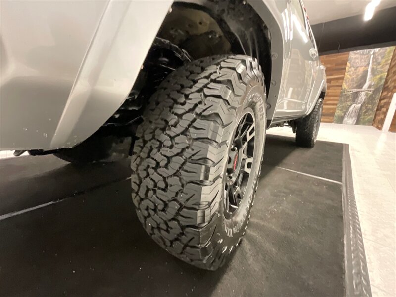 2016 Toyota 4Runner SR5 4X4 / THIRD ROW SEAT / LIFTED  / BRAND NEW WHEELS & TIRES / SHARP & CLEAN !! - Photo 24 - Gladstone, OR 97027