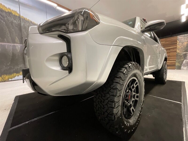 2016 Toyota 4Runner SR5 4X4 / THIRD ROW SEAT / LIFTED  / BRAND NEW WHEELS & TIRES / SHARP & CLEAN !! - Photo 9 - Gladstone, OR 97027