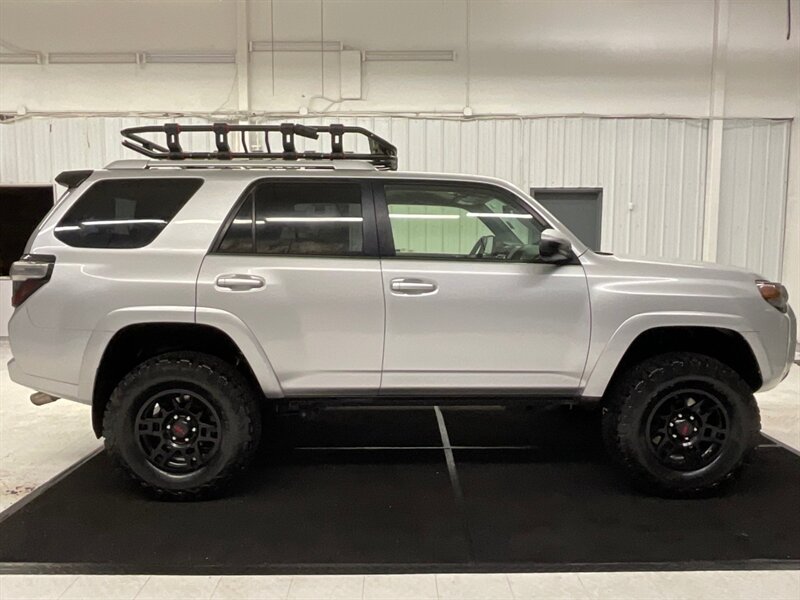 2016 Toyota 4Runner SR5 4X4 / THIRD ROW SEAT / LIFTED  / BRAND NEW WHEELS & TIRES / SHARP & CLEAN !! - Photo 4 - Gladstone, OR 97027