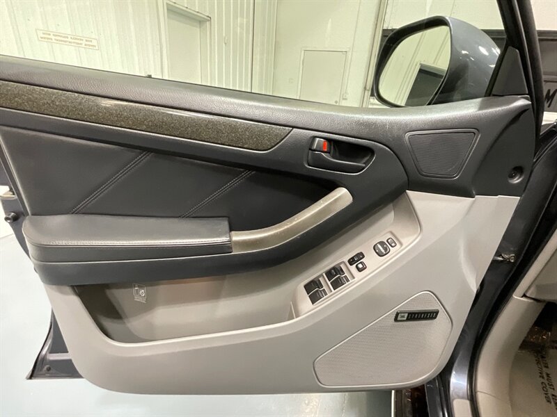 2004 Toyota 4Runner Limited 4X4 V6 / 1-OWNER / LIFTED LIFTED / NEW LIFT + NEW WHEELS & TIRES / ZERO RUST / LEATHER HEATED SEATS / SUNROOF - Photo 33 - Gladstone, OR 97027