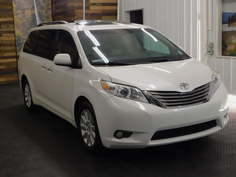 2015 Toyota Sienna   - Photo 2 - Gladstone, OR 97027