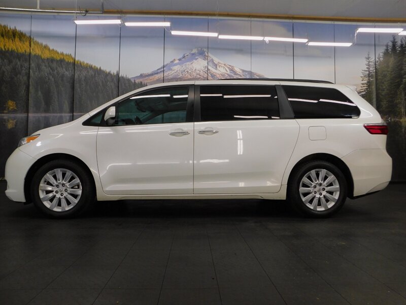 2015 Toyota Sienna   - Photo 3 - Gladstone, OR 97027