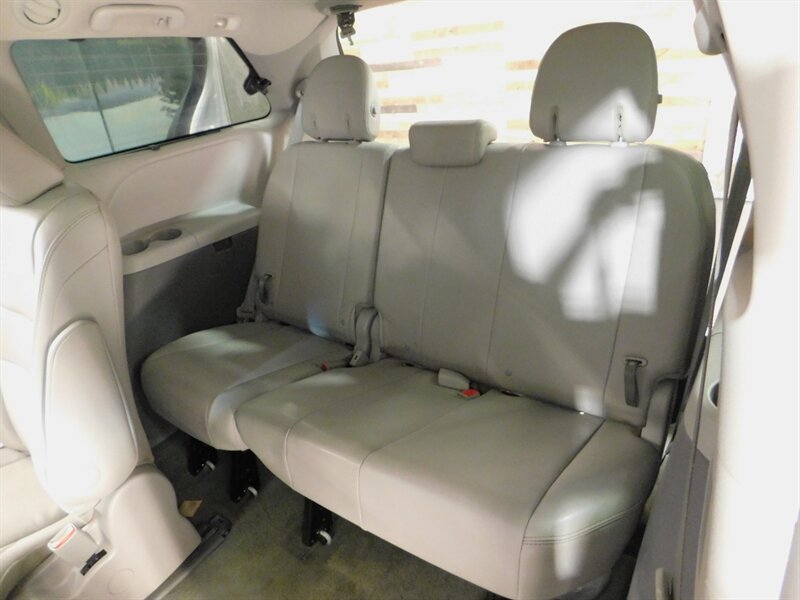 2015 Toyota Sienna   - Photo 12 - Gladstone, OR 97027