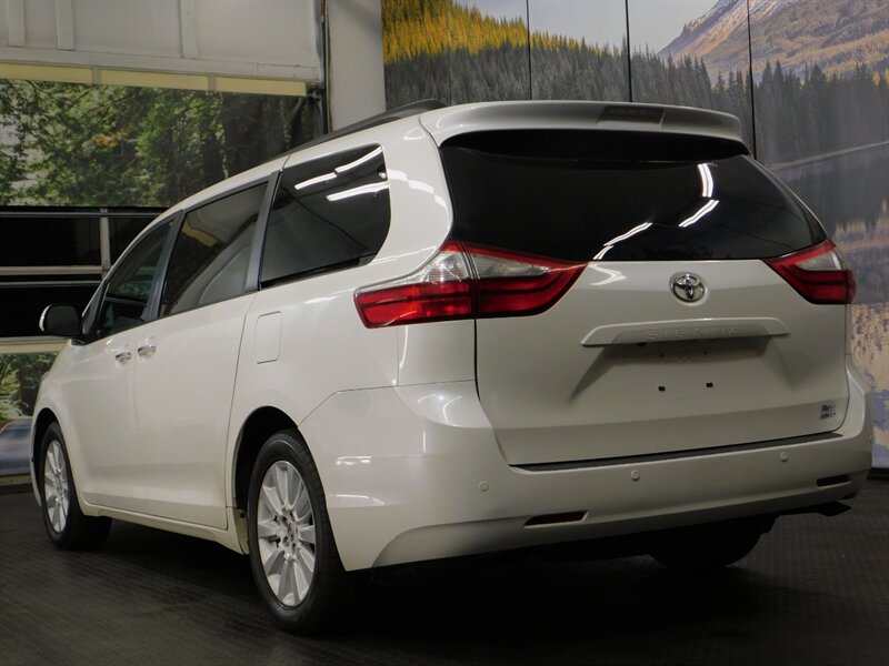 2015 Toyota Sienna   - Photo 7 - Gladstone, OR 97027