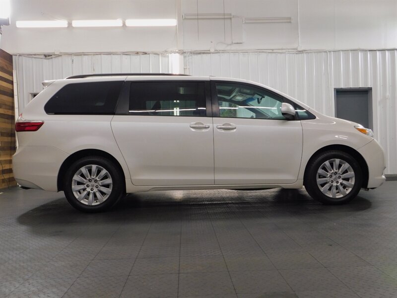 2015 Toyota Sienna   - Photo 4 - Gladstone, OR 97027