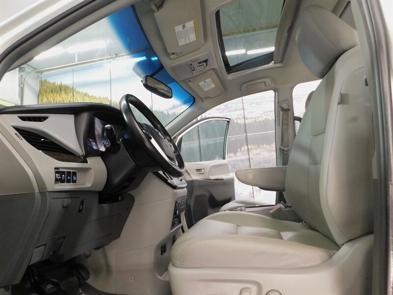 2015 Toyota Sienna   - Photo 10 - Gladstone, OR 97027