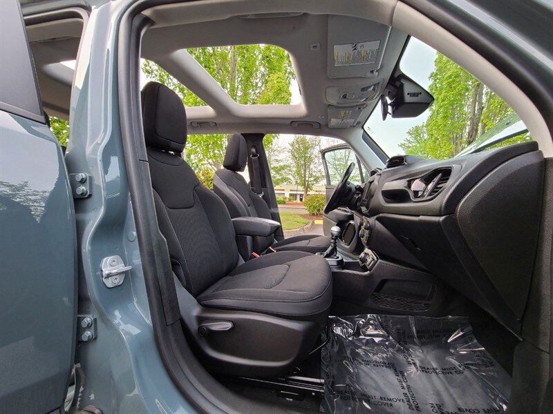 2018 Jeep Renegade Altitude SPORT UTILITY / 4X4 / MY SKY DUAL PANEL  ROOF / 6 SPEED MANUAL / Blacked Out / FACTORY WARRANTY - Photo 17 - Portland, OR 97217