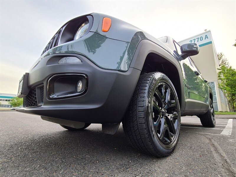 2018 Jeep Renegade Altitude SPORT UTILITY / 4X4 / MY SKY DUAL PANEL  ROOF / 6 SPEED MANUAL / Blacked Out / FACTORY WARRANTY - Photo 10 - Portland, OR 97217