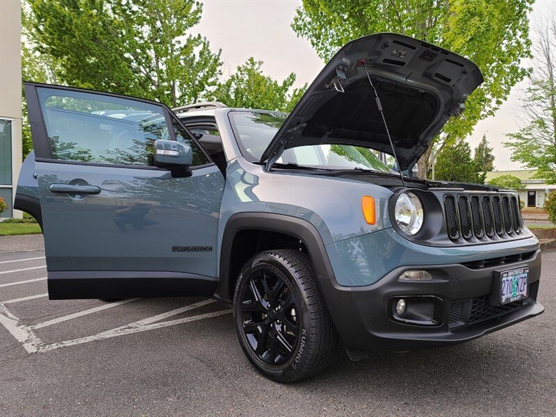 2018 Jeep Renegade Altitude SPORT UTILITY / 4X4 / MY SKY DUAL PANEL  ROOF / 6 SPEED MANUAL / Blacked Out / FACTORY WARRANTY - Photo 26 - Portland, OR 97217