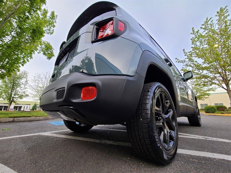 2018 Jeep Renegade Altitude SPORT UTILITY / 4X4 / MY SKY DUAL PANEL  ROOF / 6 SPEED MANUAL / Blacked Out / FACTORY WARRANTY - Photo 12 - Portland, OR 97217