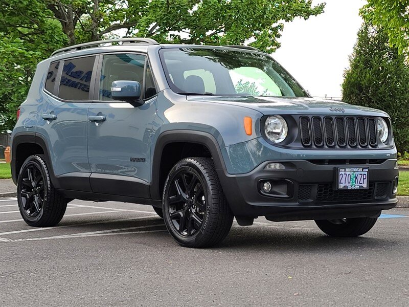 2018 Jeep Renegade Altitude SPORT UTILITY / 4X4 / MY SKY DUAL PANEL  ROOF / 6 SPEED MANUAL / Blacked Out / FACTORY WARRANTY - Photo 2 - Portland, OR 97217