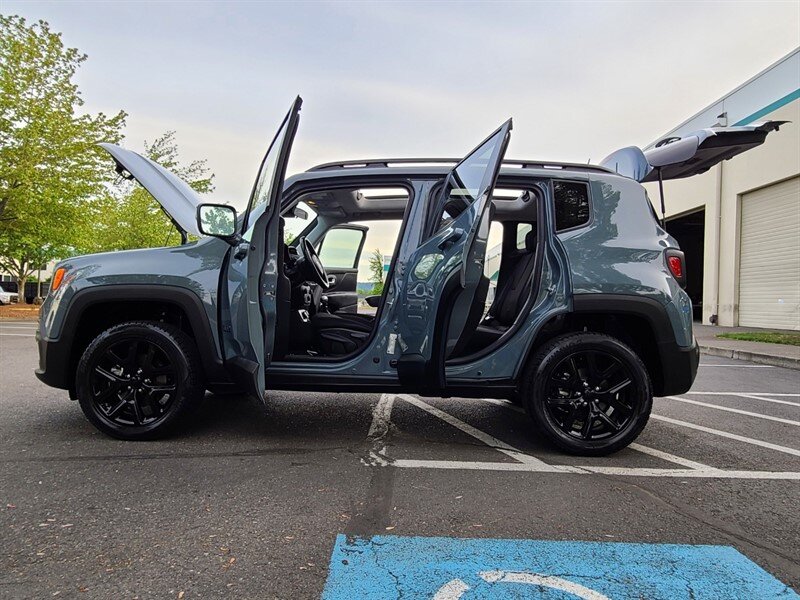 2018 Jeep Renegade Altitude SPORT UTILITY / 4X4 / MY SKY DUAL PANEL  ROOF / 6 SPEED MANUAL / Blacked Out / FACTORY WARRANTY - Photo 22 - Portland, OR 97217