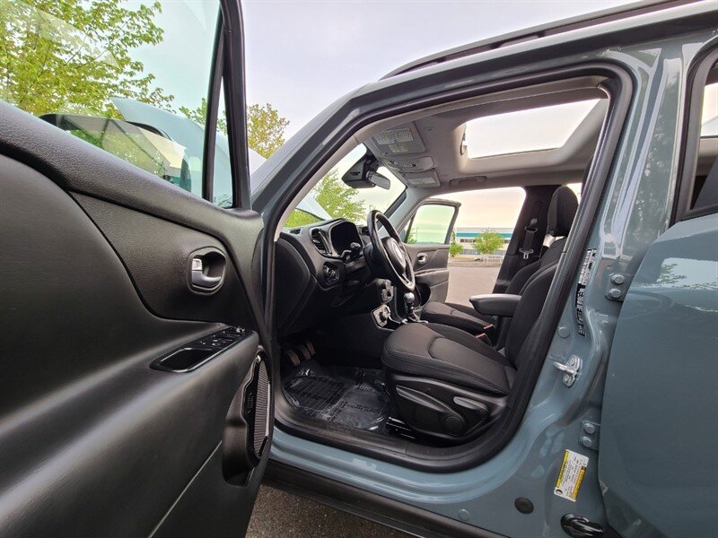 2018 Jeep Renegade Altitude SPORT UTILITY / 4X4 / MY SKY DUAL PANEL  ROOF / 6 SPEED MANUAL / Blacked Out / FACTORY WARRANTY - Photo 13 - Portland, OR 97217