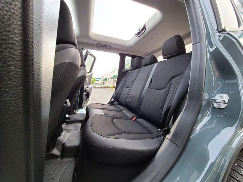 2018 Jeep Renegade Altitude SPORT UTILITY / 4X4 / MY SKY DUAL PANEL  ROOF / 6 SPEED MANUAL / Blacked Out / FACTORY WARRANTY - Photo 15 - Portland, OR 97217