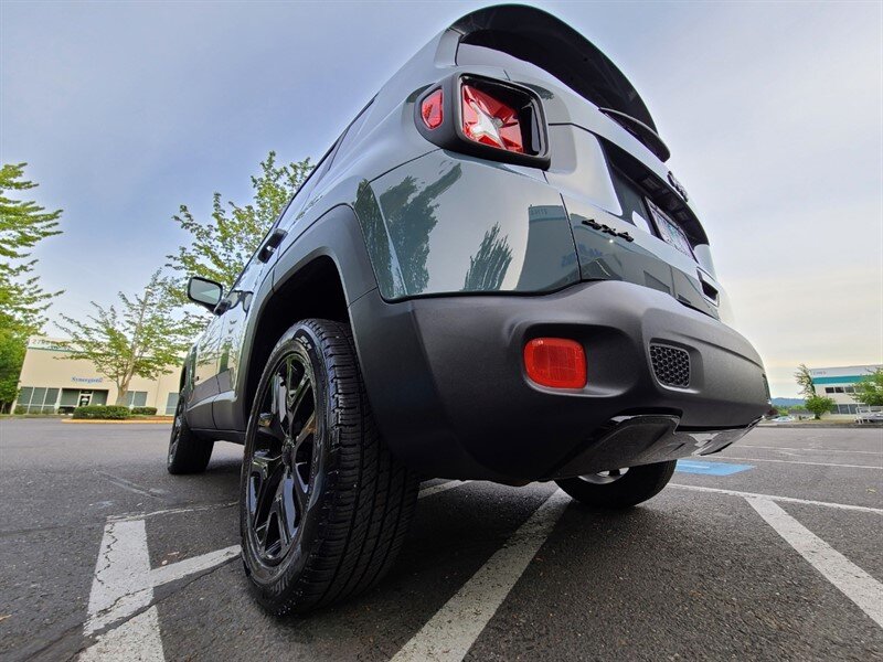 2018 Jeep Renegade Altitude SPORT UTILITY / 4X4 / MY SKY DUAL PANEL  ROOF / 6 SPEED MANUAL / Blacked Out / FACTORY WARRANTY - Photo 11 - Portland, OR 97217