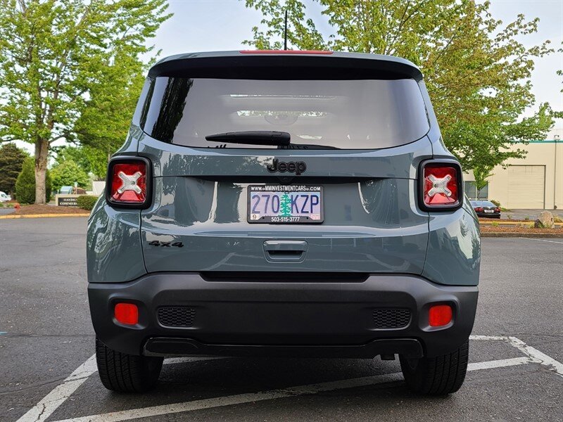 2018 Jeep Renegade Altitude SPORT UTILITY / 4X4 / MY SKY DUAL PANEL  ROOF / 6 SPEED MANUAL / Blacked Out / FACTORY WARRANTY - Photo 5 - Portland, OR 97217