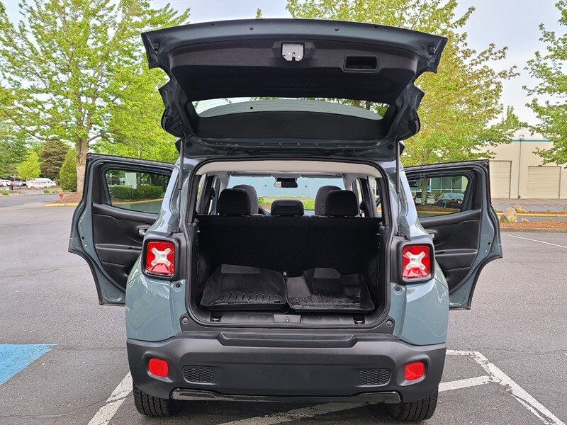 2018 Jeep Renegade Altitude SPORT UTILITY / 4X4 / MY SKY DUAL PANEL  ROOF / 6 SPEED MANUAL / Blacked Out / FACTORY WARRANTY - Photo 29 - Portland, OR 97217