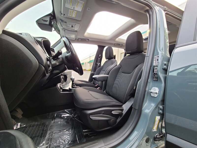 2018 Jeep Renegade Altitude SPORT UTILITY / 4X4 / MY SKY DUAL PANEL  ROOF / 6 SPEED MANUAL / Blacked Out / FACTORY WARRANTY - Photo 14 - Portland, OR 97217