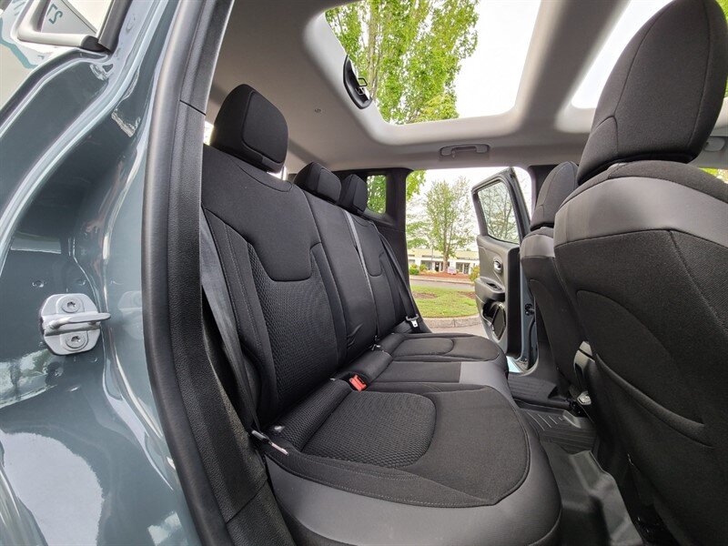 2018 Jeep Renegade Altitude SPORT UTILITY / 4X4 / MY SKY DUAL PANEL  ROOF / 6 SPEED MANUAL / Blacked Out / FACTORY WARRANTY - Photo 16 - Portland, OR 97217