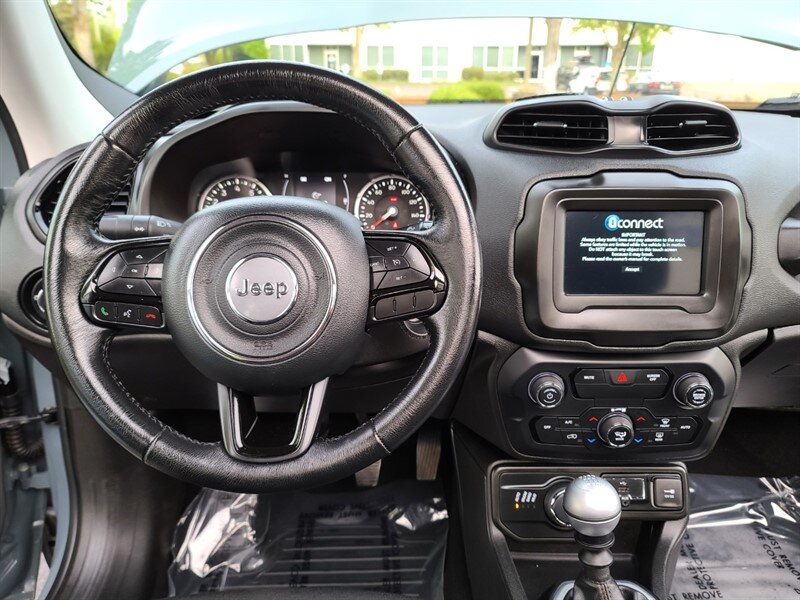 2018 Jeep Renegade Altitude SPORT UTILITY / 4X4 / MY SKY DUAL PANEL  ROOF / 6 SPEED MANUAL / Blacked Out / FACTORY WARRANTY - Photo 19 - Portland, OR 97217