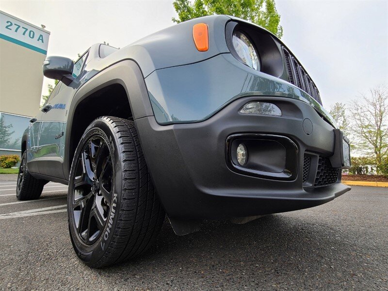 2018 Jeep Renegade Altitude SPORT UTILITY / 4X4 / MY SKY DUAL PANEL  ROOF / 6 SPEED MANUAL / Blacked Out / FACTORY WARRANTY - Photo 9 - Portland, OR 97217