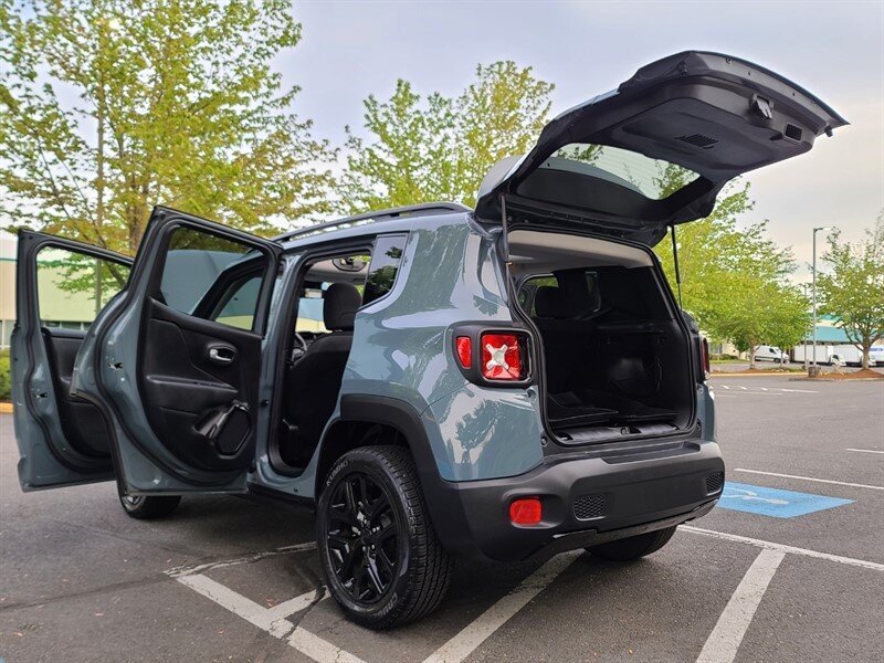 2018 Jeep Renegade Altitude SPORT UTILITY / 4X4 / MY SKY DUAL PANEL  ROOF / 6 SPEED MANUAL / Blacked Out / FACTORY WARRANTY - Photo 27 - Portland, OR 97217