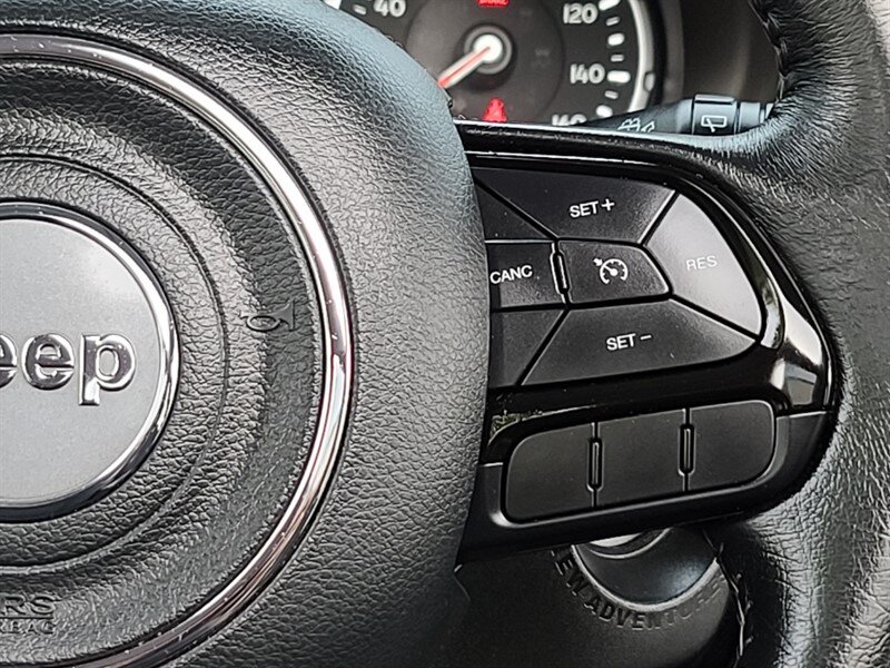 2018 Jeep Renegade Altitude SPORT UTILITY / 4X4 / MY SKY DUAL PANEL  ROOF / 6 SPEED MANUAL / Blacked Out / FACTORY WARRANTY - Photo 35 - Portland, OR 97217