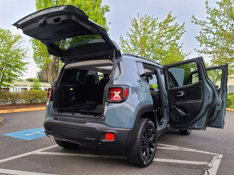 2018 Jeep Renegade Altitude SPORT UTILITY / 4X4 / MY SKY DUAL PANEL  ROOF / 6 SPEED MANUAL / Blacked Out / FACTORY WARRANTY - Photo 28 - Portland, OR 97217