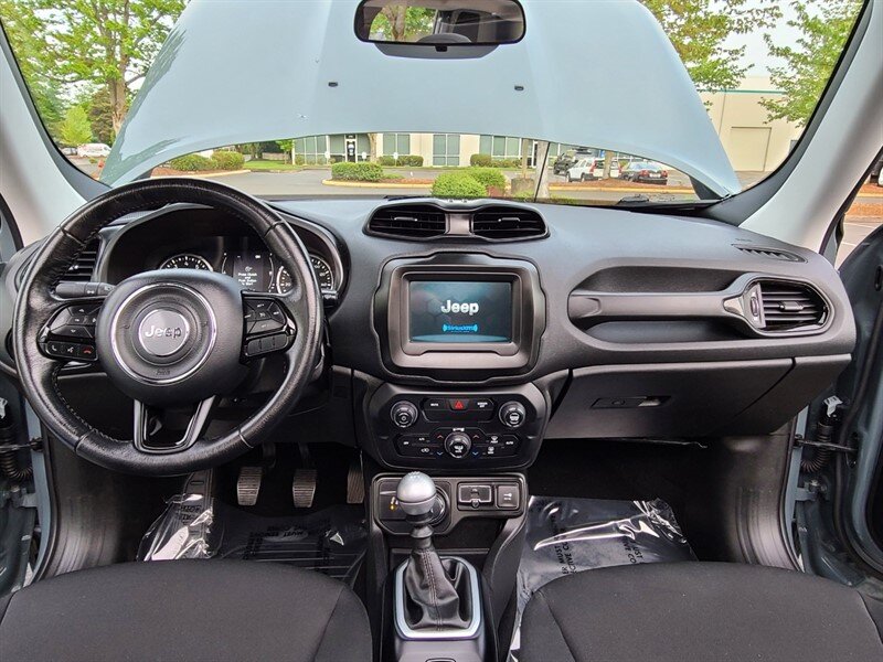 2018 Jeep Renegade Altitude SPORT UTILITY / 4X4 / MY SKY DUAL PANEL  ROOF / 6 SPEED MANUAL / Blacked Out / FACTORY WARRANTY - Photo 18 - Portland, OR 97217