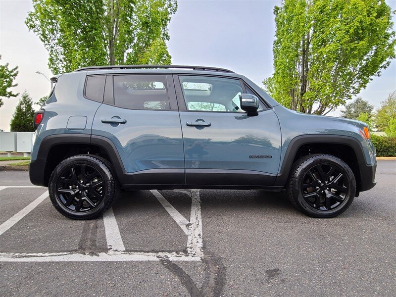 2018 Jeep Renegade Altitude SPORT UTILITY / 4X4 / MY SKY DUAL PANEL  ROOF / 6 SPEED MANUAL / Blacked Out / FACTORY WARRANTY - Photo 4 - Portland, OR 97217