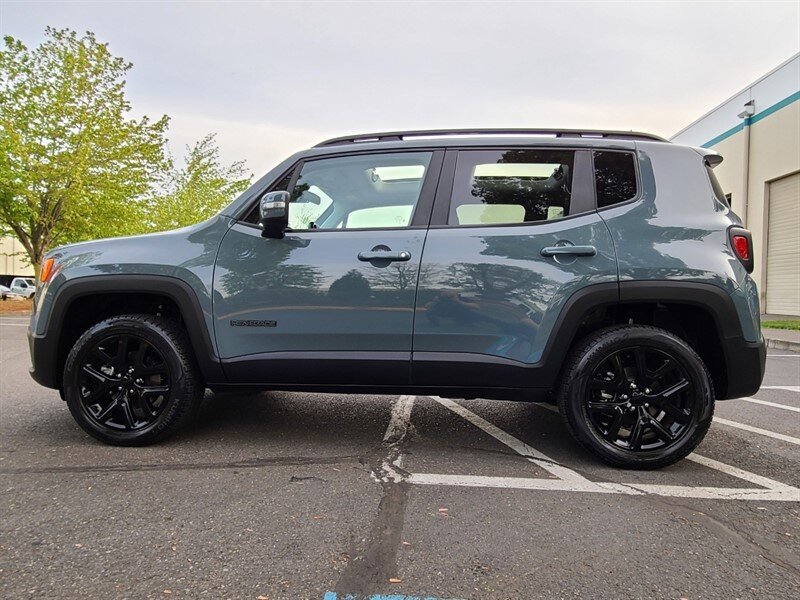 2018 Jeep Renegade Altitude SPORT UTILITY / 4X4 / MY SKY DUAL PANEL  ROOF / 6 SPEED MANUAL / Blacked Out / FACTORY WARRANTY - Photo 3 - Portland, OR 97217