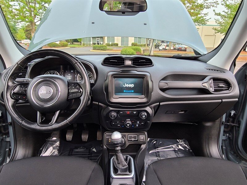 2018 Jeep Renegade Altitude SPORT UTILITY / 4X4 / MY SKY DUAL PANEL  ROOF / 6 SPEED MANUAL / Blacked Out / FACTORY WARRANTY - Photo 32 - Portland, OR 97217