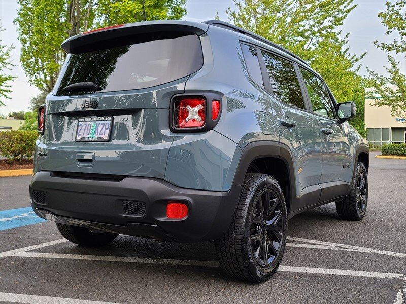 2018 Jeep Renegade Altitude SPORT UTILITY / 4X4 / MY SKY DUAL PANEL  ROOF / 6 SPEED MANUAL / Blacked Out / FACTORY WARRANTY - Photo 8 - Portland, OR 97217