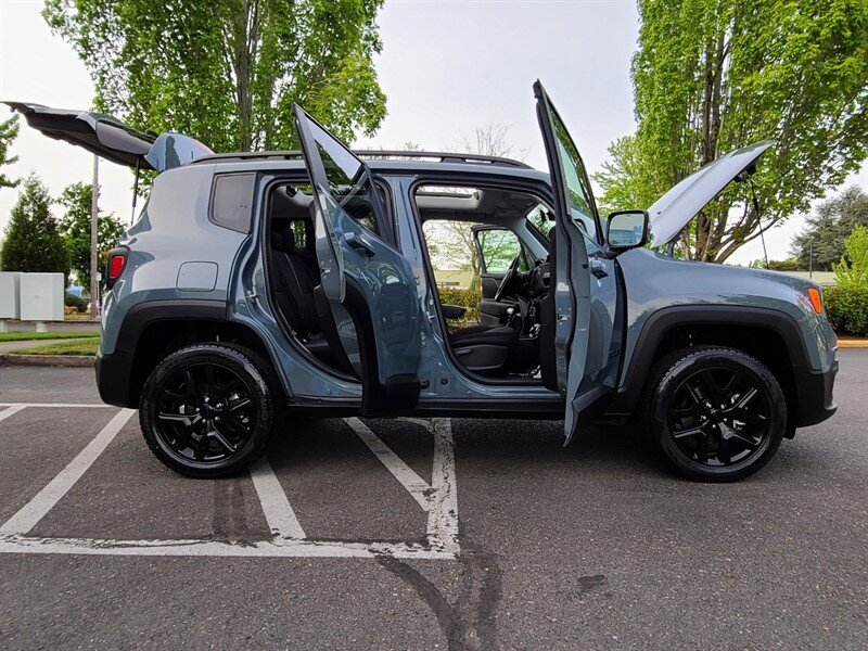 2018 Jeep Renegade Altitude SPORT UTILITY / 4X4 / MY SKY DUAL PANEL  ROOF / 6 SPEED MANUAL / Blacked Out / FACTORY WARRANTY - Photo 23 - Portland, OR 97217