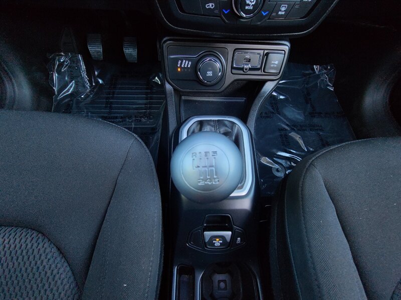 2018 Jeep Renegade Altitude SPORT UTILITY / 4X4 / MY SKY DUAL PANEL  ROOF / 6 SPEED MANUAL / Blacked Out / FACTORY WARRANTY - Photo 38 - Portland, OR 97217