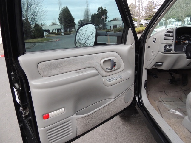 1998 Chevrolet K3500 Silverado / 4X4 / DUALLY / CrewCab /Long Bed   - Photo 31 - Portland, OR 97217